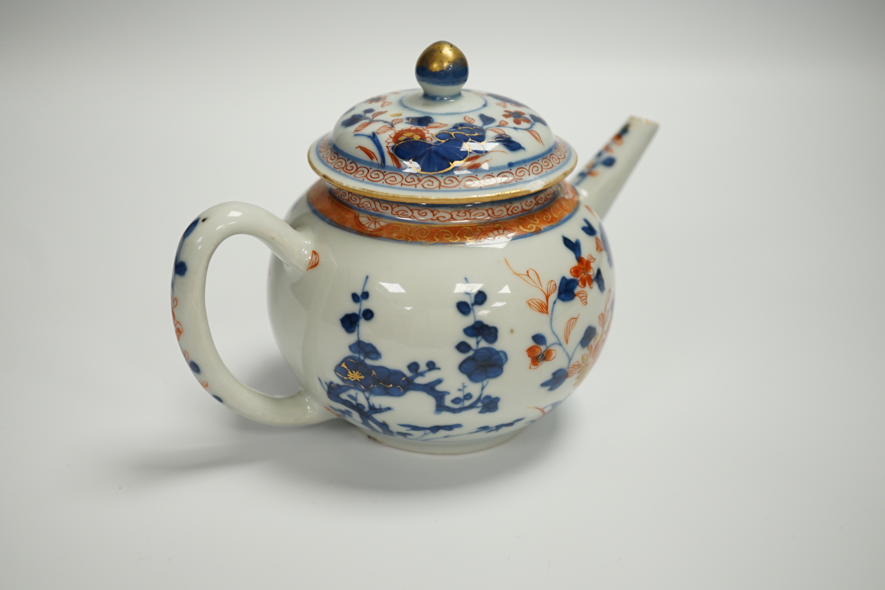 A Chinese Imari teapot and cover, Qianlong period, 12.5 cm high